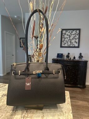 Elegant Black Pebbled Tote with Gold-Tone Lock